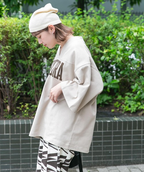 KBF（ケイビーエフ）の「BIGフットボールTEE（Tシャツ/カットソー・レディース・チャコールグレー/ベージュ系その他・ONE）」の15枚目の写真