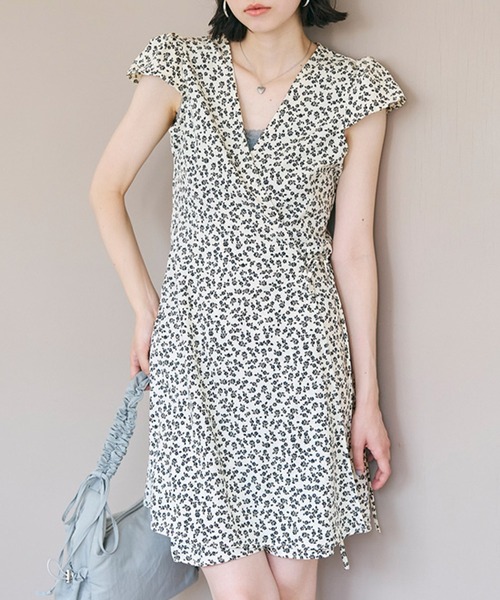 coca(coca)(コカ)の「ウエストリボン花柄カシュクールワンピース(ワンピース・レディース・ネイビー/アイボリー・ONE SIZE)」の1枚目の写真