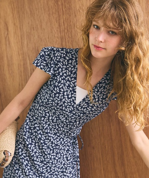 coca(coca)(コカ)の「ウエストリボン花柄カシュクールワンピース(ワンピース・レディース・ネイビー/アイボリー・ONE SIZE)」の4枚目の写真