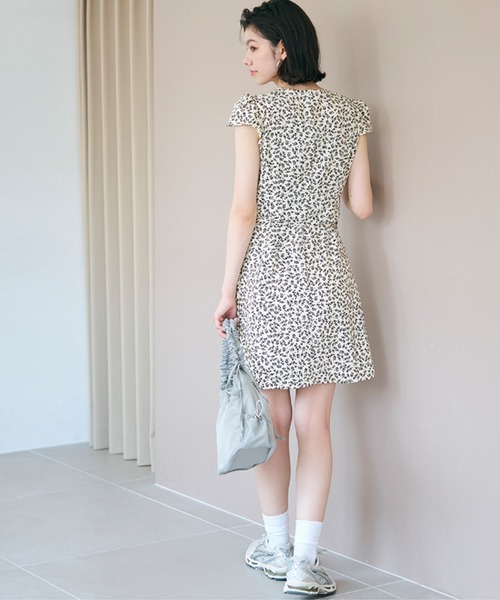 coca(coca)(コカ)の「ウエストリボン花柄カシュクールワンピース(ワンピース・レディース・ネイビー/アイボリー・ONE SIZE)」の9枚目の写真