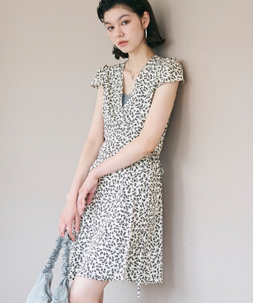 coca(coca)(コカ)の「ウエストリボン花柄カシュクールワンピース(ワンピース・レディース・ネイビー/アイボリー・ONE SIZE)」の7枚目の写真