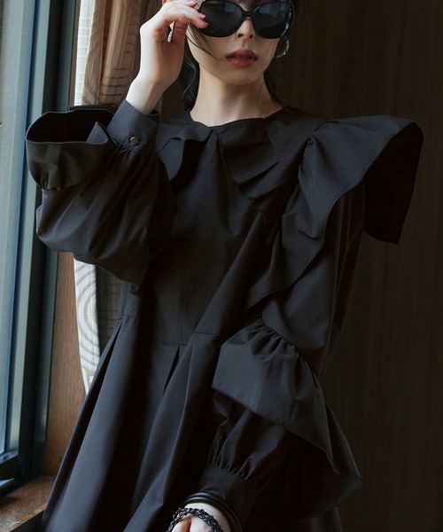 RUIRUE BOUTIQUE(ルイルエブティック)の「洗える | フリルスリーブデザインシャツブラウス | 長袖 シャツ地 二の腕カバー 袖ボリューム フリル オフィスカジュアル 通勤服 華やか トップス ブラウス(シャツ/ブラウス・レディース・ブラック/ブルー/オフホワイト・S/M/L/LL)」の20枚目の写真
