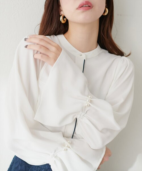 natural couture（ナチュラルクチュール）の「袖口パールキャンディースリーブブラウス（シャツ/ブラウス・レディース・ベージュ/その他1/オフホワイト/グレイッシュベージュ/サックスブルー/ピンク系その他・FREE）」の2枚目の写真