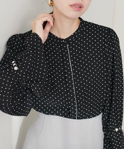 natural couture（ナチュラルクチュール）の「袖口パールキャンディースリーブブラウス（シャツ/ブラウス・レディース・ベージュ/その他1/オフホワイト/グレイッシュベージュ/サックスブルー/ピンク系その他・FREE）」の8枚目の写真