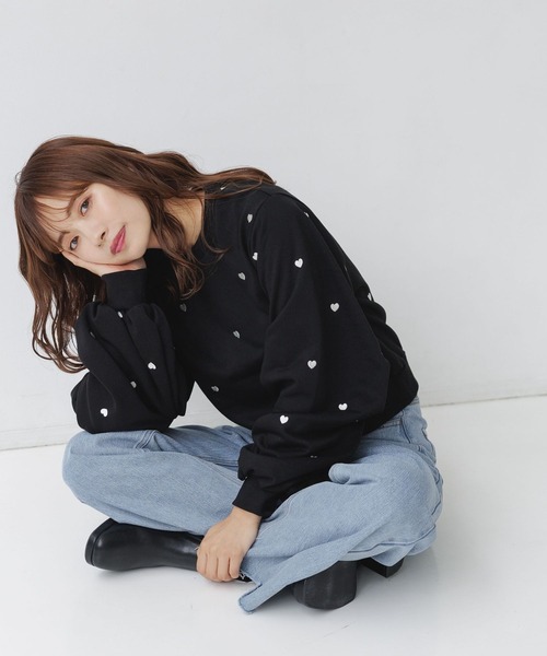 mysty woman（ミスティウーマン）の「【WEB限定】ハート刺繍スウェットプルオーバー　152808（スウェット・レディース・グレー/ベージュ/ブラック・FREE）」の2枚目の写真
