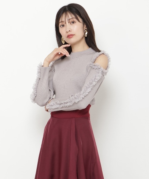 AND COUTURE（アンドクチュール）の「チュールフリルオフショルニットプルオーバー（ニット/セーター・レディース・ブラック/グレー/オフホワイト・FREE）」の3枚目の写真