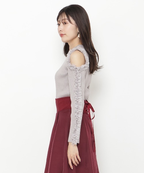 AND COUTURE（アンドクチュール）の「チュールフリルオフショルニットプルオーバー（ニット/セーター・レディース・ブラック/グレー/オフホワイト・FREE）」の4枚目の写真