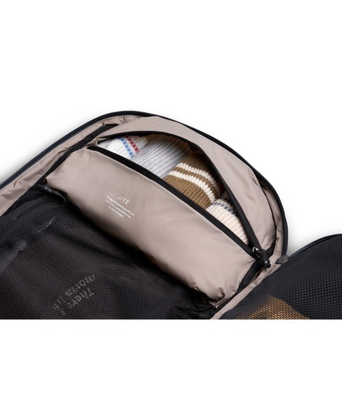 Bellroy(ベルロイ)の「Bellroy/バックパック/リュックサック Lite Travel Pack 38L(バックパック/リュック・メンズ・ブラック・ONE SIZE)」の4枚目の写真