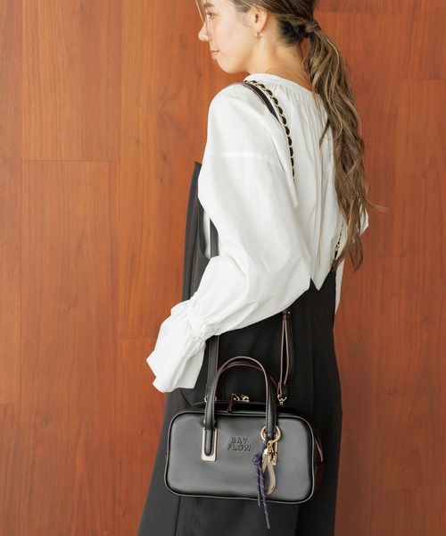 BAYFLOW（ベイフロー）の「[荷物の出し入れもしやすい]エンボスロゴミニボストンショルダーバッグ（ショルダーバッグ・レディース・その他/ブラック/キャメル・FREE）」の13枚目の写真