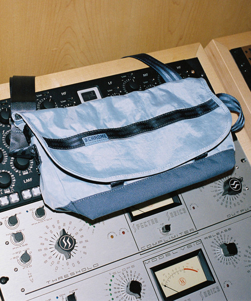 CHROME（クローム）の「［ CHROME / クローム ］COURIER FLAP MSNGR 6L / クーリエ フラップ メッセンジャー 6L 耐水（メッセンジャーバッグ・メンズ・ブラック/グレー/サックスブルー/モスグリーン・FREE）」の4枚目の写真