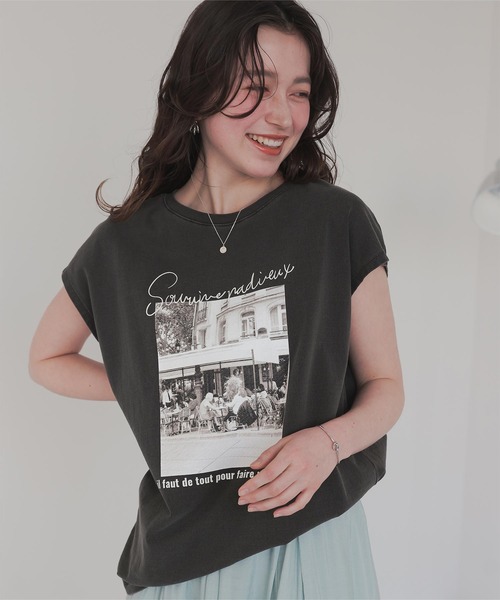 titivate(ティティベイト)の「フレンチスリーブピグメントフォトプリントTシャツ(Tシャツ/カットソー・レディース・ブラック系その他/オフホワイト・M/L)」の1枚目の写真