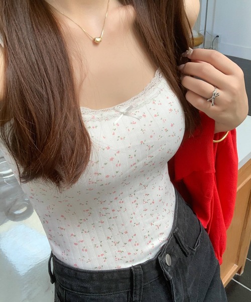 everycoco（エブリーココ）の「レーストリム小花柄キャミソール　カップ付き（キャミソール・レディース・ホワイト/ネイビー/アイボリー・FREE）」の8枚目の写真