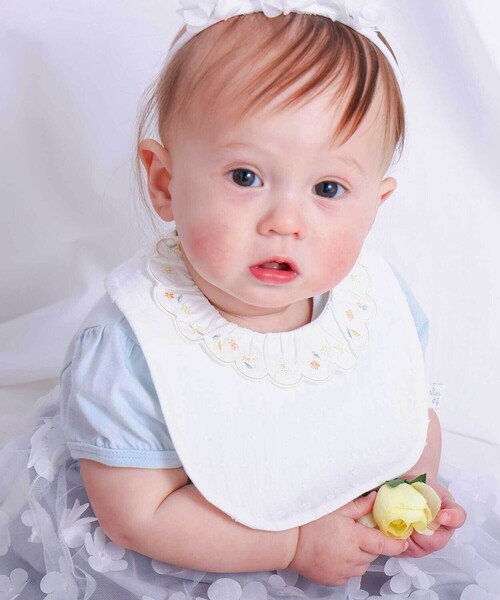 SLAP SLIP BABY（スラップスリップベビー）の「レモン花ちょうちょう刺しゅうスカラップフリル襟付きスタイベビー（スタイ/よだれかけ・キッズ・ピンク/ホワイト・FREE）」の2枚目の写真