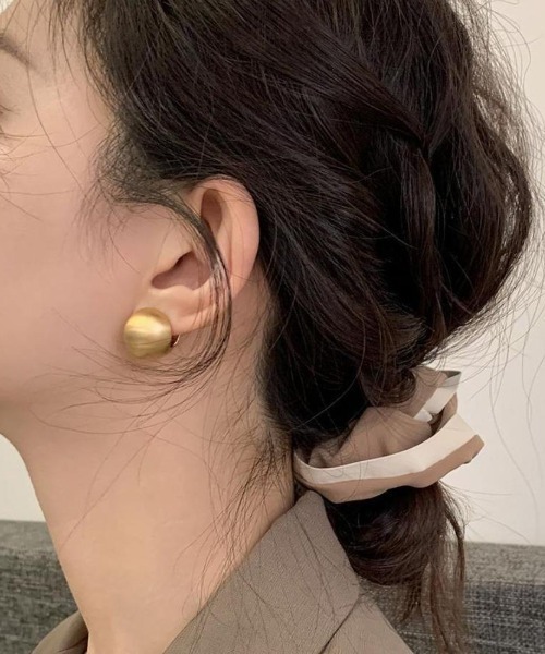 Forcement(フォースメント)の「艶消しボールデザインピアス(ピアス(両耳用)・レディース・シルバー/ゴールド・ONESIZE)」の6枚目の写真