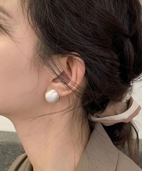 Forcement(フォースメント)の「艶消しボールデザインピアス(ピアス(両耳用)・レディース・シルバー/ゴールド・ONESIZE)」の3枚目の写真