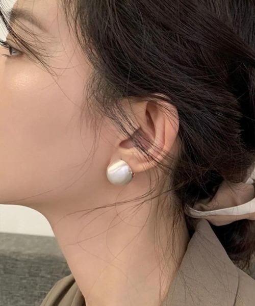 Forcement(フォースメント)の「艶消しボールデザインピアス(ピアス(両耳用)・レディース・シルバー/ゴールド・ONESIZE)」の4枚目の写真