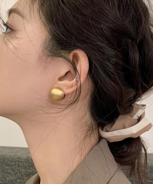 Forcement(フォースメント)の「艶消しボールデザインピアス(ピアス(両耳用)・レディース・シルバー/ゴールド・ONESIZE)」の7枚目の写真