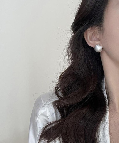 Forcement(フォースメント)の「艶消しボールデザインピアス(ピアス(両耳用)・レディース・シルバー/ゴールド・ONESIZE)」の5枚目の写真