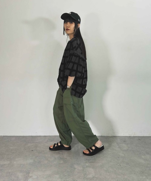 niko and...（ニコアンド）の「【MODE NORM CORE】エンブロボイルバンドシャツ（シャツ/ブラウス・レディース・オフホワイト/ブルー/スモーク・FREE）」の9枚目の写真