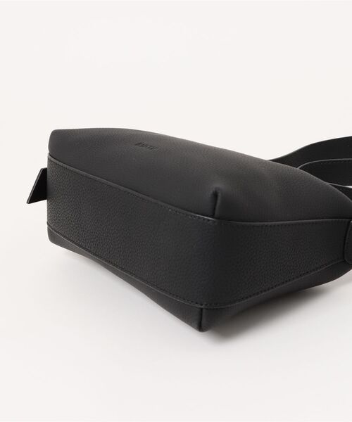 【BARCOS/バルコス】金具デザインシュリンクレザーポシェット