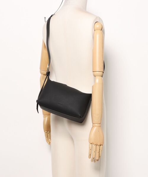 【BARCOS/バルコス】金具デザインシュリンクレザーポシェット