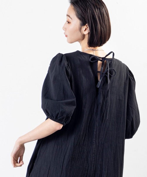 MILLION CARATS（ミリオンカラッツ）の「後ろ姿まで抜かりなく。華やかリボンが主役の、大人可愛いバックリボンサマーワンピース（ワンピース・レディース・ブラック/ベージュ/グリーン/ピンク・MEDIUM/LARGE）」の2枚目の写真