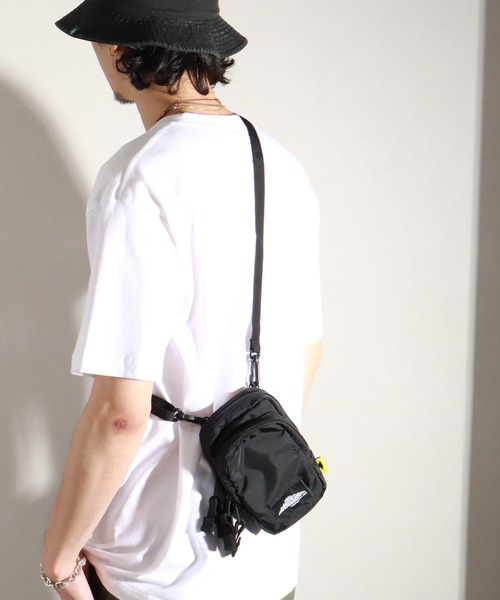 MOUNTAIN SMITH(マウンテンスミス)の「【MOUNTAIN SMITH/マウンテンスミス】dawn mini shoulder/ダウン ミニショルダー(ショルダーバッグ・メンズ・ブラック/ライトブラウン・FREE)」の4枚目の写真