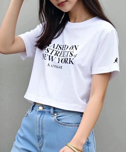 KANGOL(カンゴール)の「【EC別注】KANGOL カンゴール ブランド クラシック ロゴ プリント ショート丈 クロップド 半袖 Tシャツ(Tシャツ/カットソー・レディース・ライトグレー/オフホワイト/ブラック・L/M)」の1枚目の写真