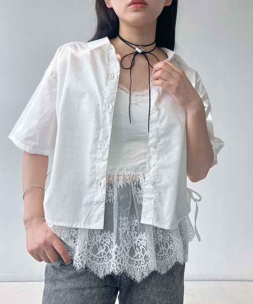 AS KNOW AS plus（アズノゥアズプラス）の「●サイドシャーリングリボンデザイン 半袖ビジューシャツ（シャツ/ブラウス・レディース・サックスブルー/オフホワイト/ネイビー系・FREE）」の2枚目の写真