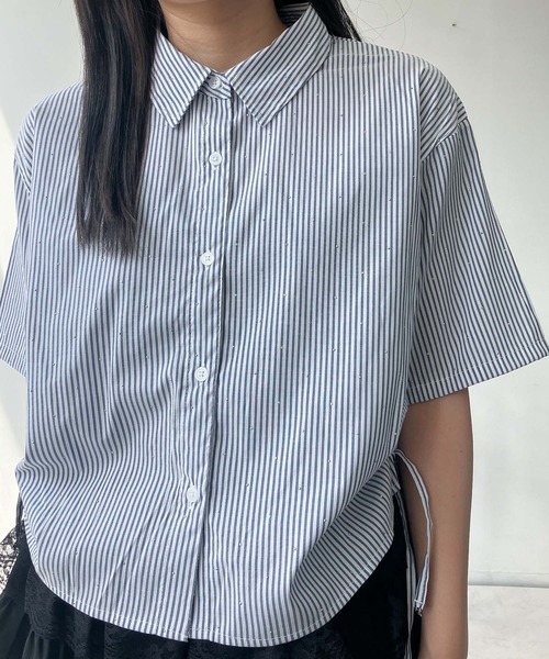 AS KNOW AS plus（アズノゥアズプラス）の「●サイドシャーリングリボンデザイン 半袖ビジューシャツ（シャツ/ブラウス・レディース・サックスブルー/オフホワイト/ネイビー系・FREE）」の18枚目の写真