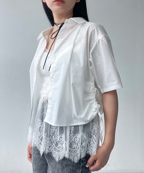 AS KNOW AS plus（アズノゥアズプラス）の「●サイドシャーリングリボンデザイン 半袖ビジューシャツ（シャツ/ブラウス・レディース・サックスブルー/オフホワイト/ネイビー系・FREE）」の4枚目の写真