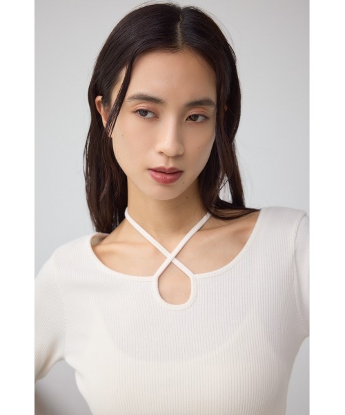 AZUL by moussy（アズールバイマウジー）の「チョーカータイトトップス（Tシャツ/カットソー・レディース・レッド/ブラウン/アイボリー/ブラック・FREE）」の5枚目の写真