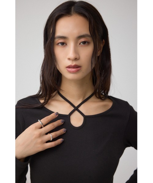 AZUL by moussy（アズールバイマウジー）の「チョーカータイトトップス（Tシャツ/カットソー・レディース・レッド/ブラウン/アイボリー/ブラック・FREE）」の16枚目の写真