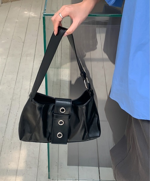 FINEnough(ファインナフ)の「ビッグハトメベルトデザインショルダーバッグ(ショルダーバッグ・レディース・キャメル/ベージュ系その他/レッド/ホワイト/ブラック・FREE)」の7枚目の写真
