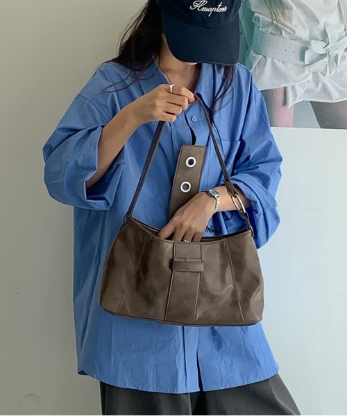 FINEnough(ファインナフ)の「ビッグハトメベルトデザインショルダーバッグ(ショルダーバッグ・レディース・キャメル/ベージュ系その他/レッド/ホワイト/ブラック・FREE)」の11枚目の写真