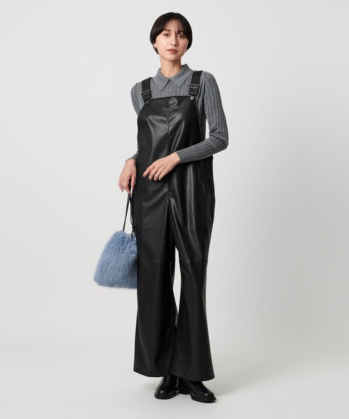 UNITED ARROWS（ユナイテッドアローズ）の「レザーライク サロペット パンツ‐ウォッシャブル‐（サロペット/オーバーオール・レディース・ブラック・38/36）」の2枚目の写真