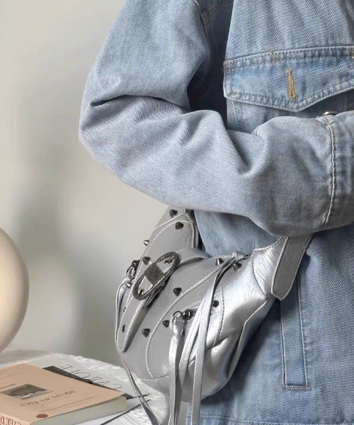 lilful（リルフル）の「Y2K スタッズ付き ハーフムーンバッグ