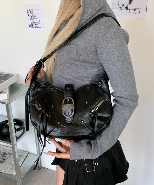 Burberry バーバリー レザー ワンショルダーバッグ Y2K 00s ベルトデザイン ブラック シルバー金具 ハーフムーン レディース S83 Burberry バーバリー レザー ワンショルダーバッグ Y2K 00s ベルト