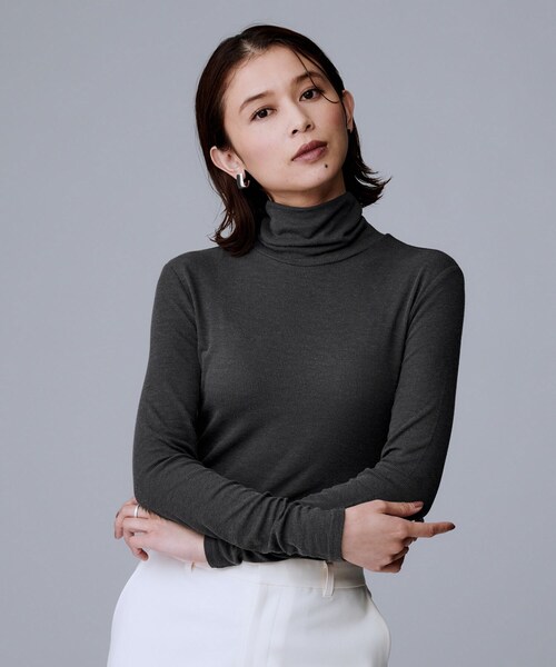 UNTITLED（アンタイトル）の「【吸湿発熱/洗える】ハイネックインナー（Tシャツ/カットソー・レディース・ブラック/オフホワイト/ダークグレー・00/02/04/44/48）」の3枚目の写真