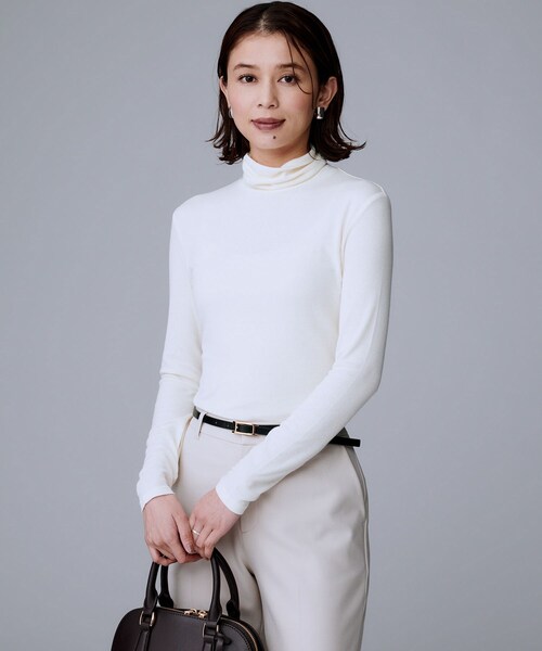 UNTITLED（アンタイトル）の「【吸湿発熱/洗える】ハイネックインナー（Tシャツ/カットソー・レディース・ブラック/オフホワイト/ダークグレー・00/02/04/44/48）」の5枚目の写真