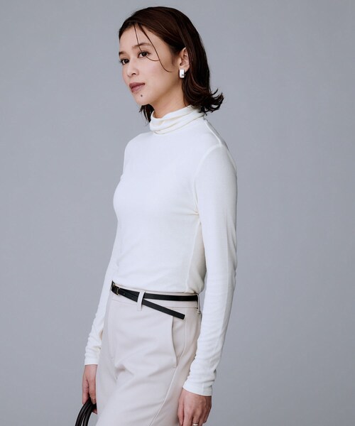 UNTITLED（アンタイトル）の「【吸湿発熱/洗える】ハイネックインナー（Tシャツ/カットソー・レディース・ブラック/オフホワイト/ダークグレー・00/02/04/44/48）」の6枚目の写真