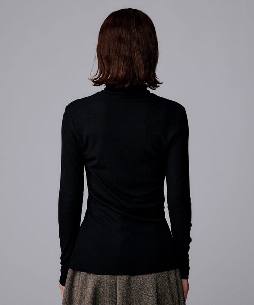 UNTITLED（アンタイトル）の「【吸湿発熱/洗える】ハイネックインナー（Tシャツ/カットソー・レディース・ブラック/オフホワイト/ダークグレー・00/02/04/44/48）」の15枚目の写真