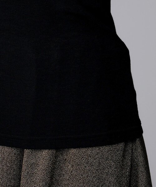 UNTITLED（アンタイトル）の「【吸湿発熱/洗える】ハイネックインナー（Tシャツ/カットソー・レディース・ブラック/オフホワイト/ダークグレー・00/02/04/44/48）」の18枚目の写真