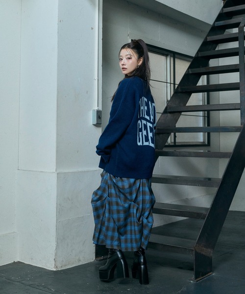 ANDGEEBEE（アンジービー）の「UNISEX ウェーブロゴニット（ニット/セーター・レディース・ネイビー/グレー・FREE）」の4枚目の写真