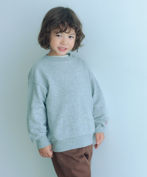 green label relaxing（グリーンレーベルリラクシング）の「【WEB限定】裏毛 クルーネック プルオーバー / スウェット / トレーナー  / キッズ 100cm-160cm（スウェット・キッズ・クリーム/グレー系/ブラック/ブラウン系・120cm/160cm/150cm/140cm/100cm/130cm/110cm）」の2枚目の写真