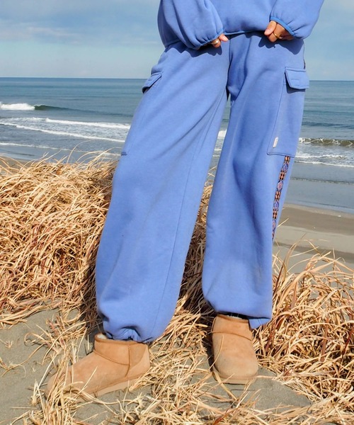 BILLABONG(ビラボン)の「BILLABONG レディース ADIV FLEECE CARGO LO セットアップボトムス 【2025年秋冬モデル】 @autumn/ビラボン撥水カーゴスウェットパンツ(SET UP・セットアップ可能・空港コーデ)(スウェットパンツ・レディース・パープル/アイボリー・MEDIUM/LARGE)」の4枚目の写真