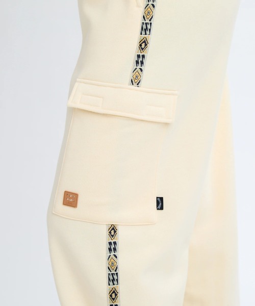 BILLABONG(ビラボン)の「BILLABONG レディース ADIV FLEECE CARGO LO セットアップボトムス 【2025年秋冬モデル】 @autumn/ビラボン撥水カーゴスウェットパンツ(SET UP・セットアップ可能・空港コーデ)(スウェットパンツ・レディース・パープル/アイボリー・MEDIUM/LARGE)」の8枚目の写真