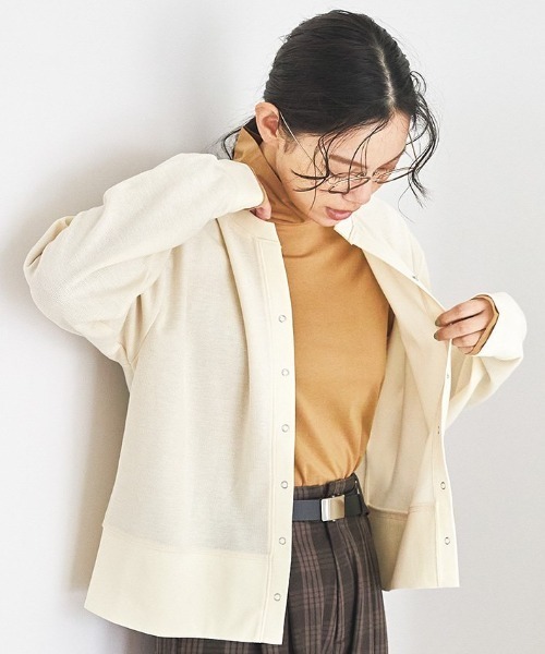 and myera(アンド マイラ)の「and myera さらりとしたカットソータートル(Tシャツ/カットソー・レディース・ベージュ/ブラック/ホワイト・M/L/LL/S)」の3枚目の写真
