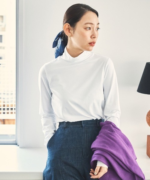 and myera(アンド マイラ)の「and myera さらりとしたカットソータートル(Tシャツ/カットソー・レディース・ベージュ/ブラック/ホワイト・M/L/LL/S)」の2枚目の写真