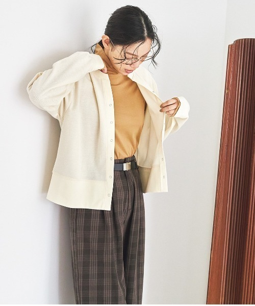 and myera(アンド マイラ)の「and myera さらりとしたカットソータートル(Tシャツ/カットソー・レディース・ベージュ/ブラック/ホワイト・M/L/LL/S)」の10枚目の写真